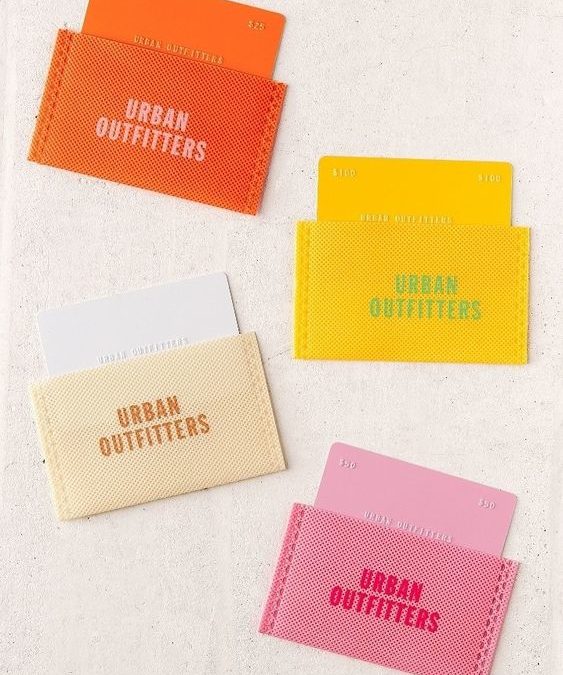 Tout savoir sur les étiquettes pour vêtements : Utilité, Types et Personnalisation